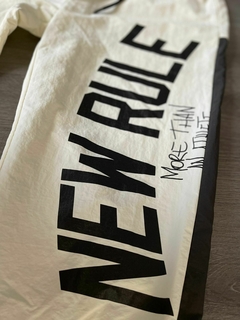 Pantalon de sudadera New Rule - comprar online