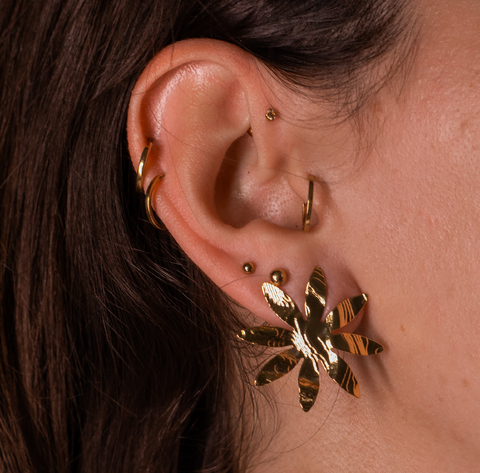 Brinco estrela dourado