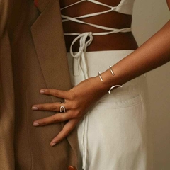 Brazalete doble minimalista de fácil ajuste. en internet
