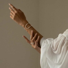 Brazalete doble minimalista de fácil ajuste. - comprar en línea