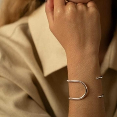 Brazalete doble minimalista de fácil ajuste.
