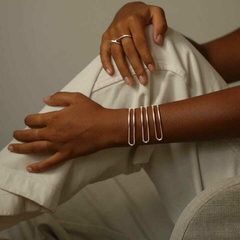 Brazalete doble reversible con abertura.