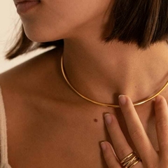 Collar de una capa minimalista.