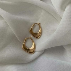 Pendientes asimétricos minimalistas.