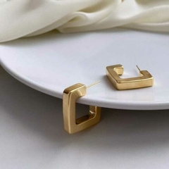 Pendientes de oro con forma geométrica.