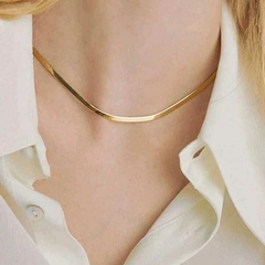 Gargantilla de cuello minimalista.