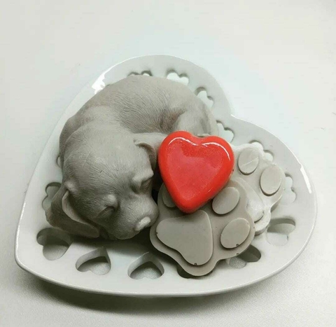 Sabonete artesanal em formato de cachorro Beagle, com um coração vermelho e patas em uma bandeja em formato de coração.