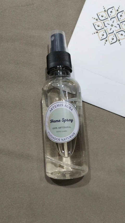 Frasco de spray para ambiente Home Spray 120ml da Artemis Aura, com rótulo que destaca ser 100% artesanal e feito à mão.
