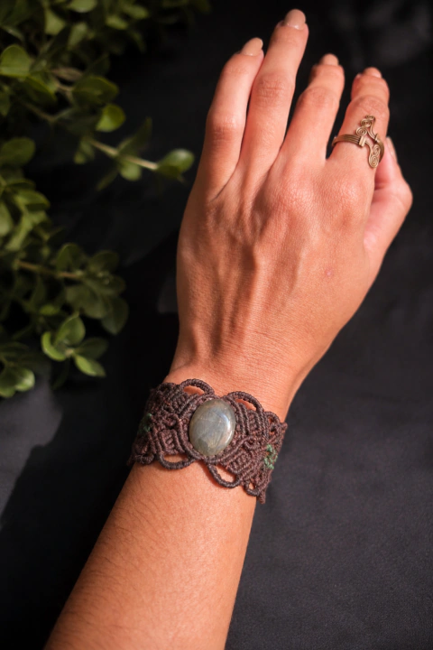 Pulseira de Macramê com Pedra de Quartzo Verde