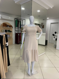 VESTIDO TAINÁ DUNA POÁ COM GUIPIR BEGE - VIA SINAI