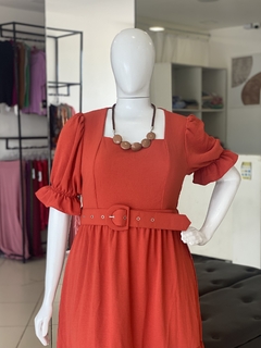 VESTIDO NATALY MAX MIDI DUNA COM CINTO TERRACOTA;