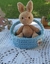Cesta com alça e coelho pelucia