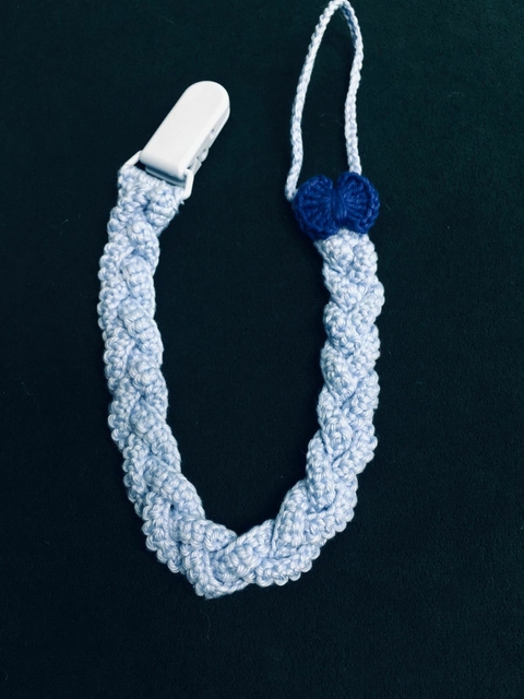Prendedor chupeta azul com laço gravatinha