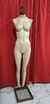 Maniquíes Colgantes FIGURA DAMA sin brazos base cruz en internet