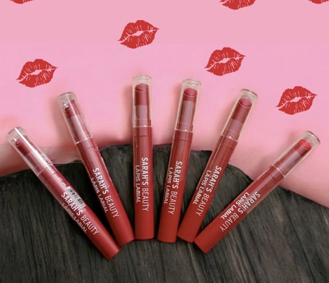 Batom retrátil cremoso formato lapis - Sarah's Beauty APLICAÇAO - APLIQUE A QUANTIDADE DESEJADA DE BATOM NOS LABIOS PODE REPETIR VARIAS VEZES O PROC