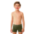 Criança vestindo cueca boxer verde oliva, mostrando caimento anatômico e liberdade de movimento.