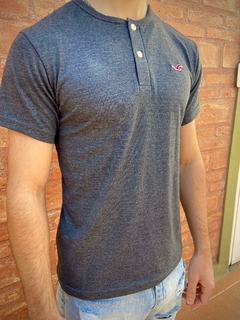 Remeras lisas Hollister con botón - comprar online