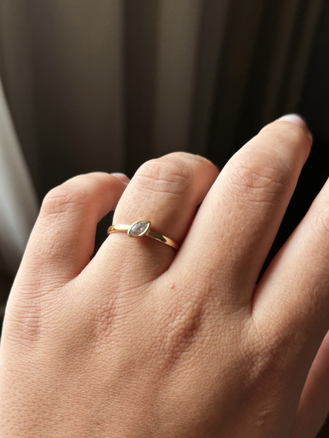 Anel solitário gota