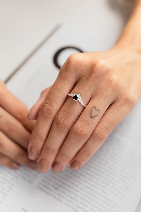 Anel trabalhado com pedra