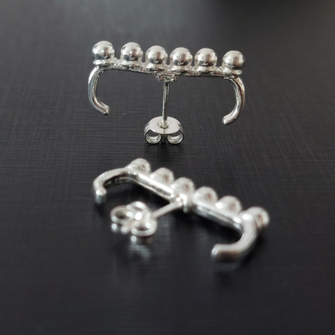 Brinco EARHOOK de Bolinha Banhada a Prata - comprar online