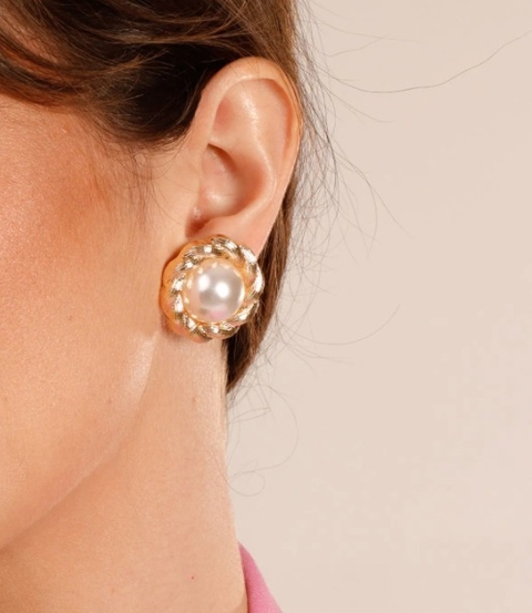 Brinco Redondo com Pérola Trabalhada Flor - comprar online