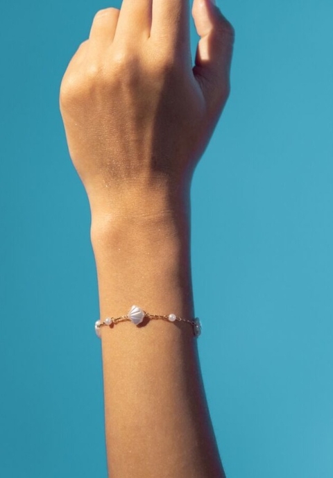 Pulseira de Pérola em Forma de Concha Banhada a Ouro 18K