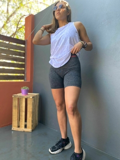 CALZA CORTA GRIS CON PUSH UP