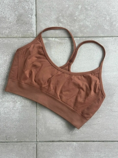 TOPS SIMPLE MARRON - comprar online