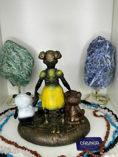 IMAGEM UMBANDA - ERÊ C/ BRINQUEDO AMARELO | RESINA | 15CM - comprar online