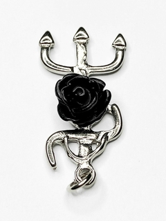 PINGENTE TRIDENTE COM ROSA | MODELO 60 | PRATA E PRETO - UNIDADE