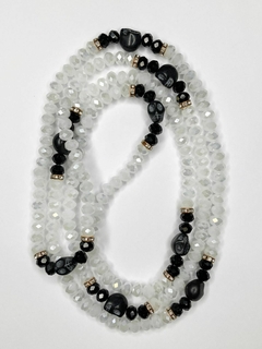 GUIA DE CRISTAL COM CAVEIRA - 60CM | BRANCA/PRETA