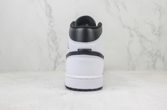 JORDAN 1 MID WHITE BLACK na internet