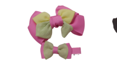 Laço colorido rosa com verde e presilha atrás na internet