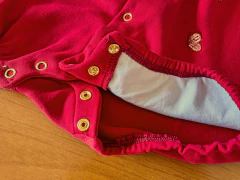 Imagem do Macacão Curto Vermelho Bordado e Pompom em Algodão Egípcio