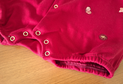 Macacão Curto Vermelho Bordado e Pompom em Algodão Egípcio - A melhor loja de roupas para seu Bebê | Pequenize