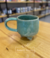 Caneca artesanal verde com pézinho - comprar online