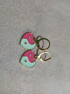 Aretes corazón yin yang en color blanco y rosa