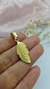 Dije pluma, acero dorado