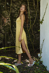 Slip dress midi dourado
