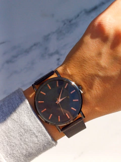 Reloj Full Black detalles en dorado
