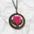 Colar em metal com medalha em madeira de Tulipa bordada na internet