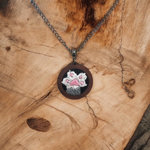 Colar com mini bastidor de madeira com Patinha de gatinho cinza e branco bordada - comprar online