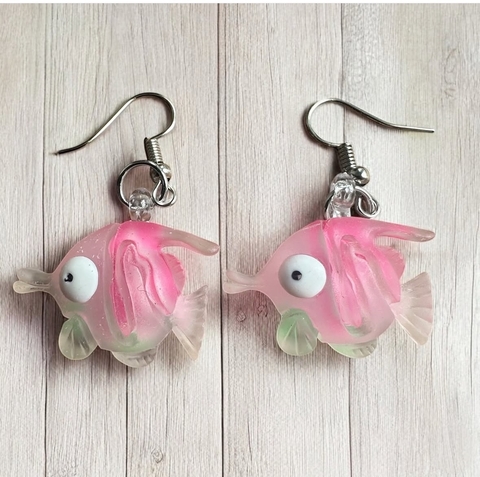 Brinco fofo Coleção Fundo do Mar Peixe rosa claro com verde em resina - comprar online