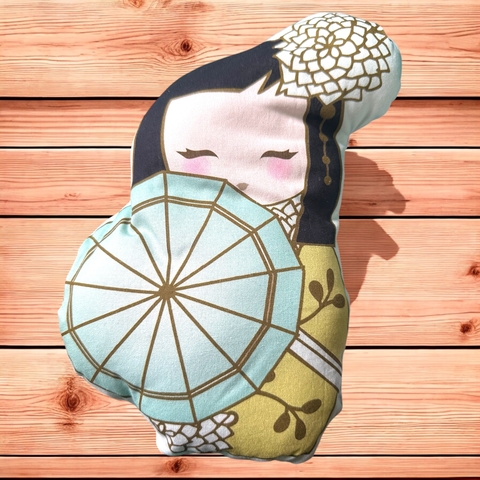Almofada decorativa japonesa com quimono amarelo e guarda chuva - comprar online