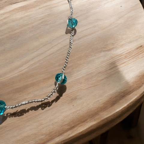 Colar em Crochê com cristais de 6mm azul rosa claro terminal dourado - comprar online