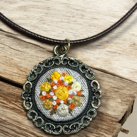 Colar charmoso relicário em metal Ouro Velho com bordado de Rosas tons de amarelo e laranja - comprar online