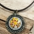 Colar charmoso relicário em metal Ouro Velho com bordado de Rosas tons de amarelo e laranja - comprar online