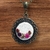 Colar charmoso com relicário em metal ouro velho com bordado arranjo circular flores rosa - comprar online