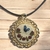 Colar charmoso com relicário em metal dourado com bordado rosas vinho e borboleta - comprar online