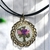 Colar charmoso com bouquet flores rosas na medalha dourada com borda fios pretos - comprar online